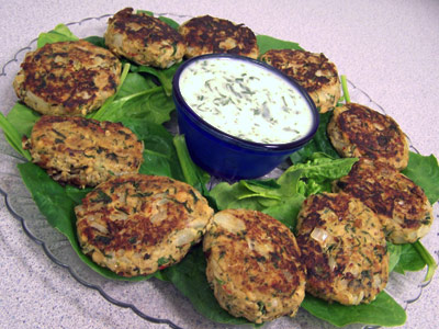 Pastelitos Picantes de Salmón con Salsa de Cilantro y Limón