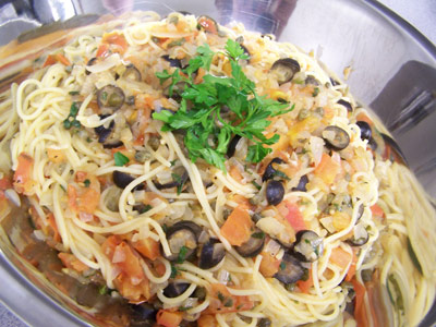 Espaguetis con Salsa de Aceitunas, Alcaparras y Anchoas